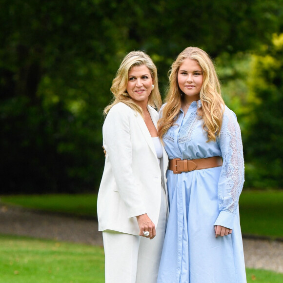 La reine Maxima des Pays-Bas et sa fille aînée la princesse héritière Catharina-Amalia posant pour la presse dans le parc du palais Huis ten Bosch à La Haye le 17 juillet 2020. En raison de la pandémie de coronavirus, le nombre de journalistes et photographes avait été limité.