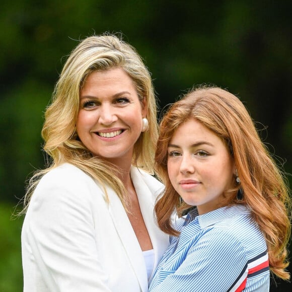 La reine Maxima des Pays-Bas et sa fille la princesse Alexia dans le parc du palais Huis ten Bosch à La Haye le 17 juillet 2020. En raison de la pandémie de coronavirus, le nombre de journalistes et photographes avait été limité.