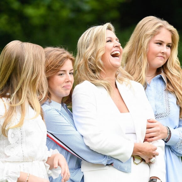 Le roi Willem-Alexander des Pays-Bas, la reine Maxima et leurs filles la princesse héritière Catharina-Amalia, la princesse Alexia et la princesse Ariane ont posé pour la presse chez eux dans le parc du palais Huis ten Bosch à La Haye le 17 juillet 2020. En raison de la pandémie de coronavirus, le nombre de journalistes et photographes avait été limité.