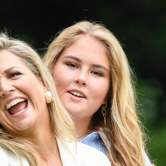 La reine Maxima des Pays-Bas et sa fille aînée la princesse héritière Catharina-Amalia posant pour la presse dans le parc du palais Huis ten Bosch à La Haye le 17 juillet 2020. En raison de la pandémie de coronavirus, le nombre de journalistes et photographes avait été limité.