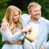Le roi Willem-Alexander des Pays-Bas et sa fille aînée la princesse héritière Catharina-Amalia posant pour la presse chez eux dans le parc du palais Huis ten Bosch à La Haye le 17 juillet 2020. En raison de la pandémie de coronavirus, le nombre de journalistes et photographes avait été limité.