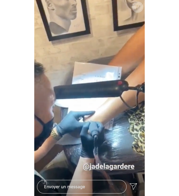 Jade Lagardère s'est fait faire un nouveau tatouage. Elle a fait inscrire "always" sur sa cheville. Paris, le 17 juillet 2020.