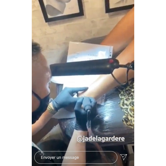 Jade Lagardère s'est fait faire un nouveau tatouage. Elle a fait inscrire "always" sur sa cheville. Paris, le 17 juillet 2020.