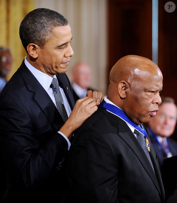 John Lewis recevant la médaille de la liberté des mains de Barack Obama. Washington, le 15 février 2011. Photo by Olivier Douliery/ABACAPRESS.COM