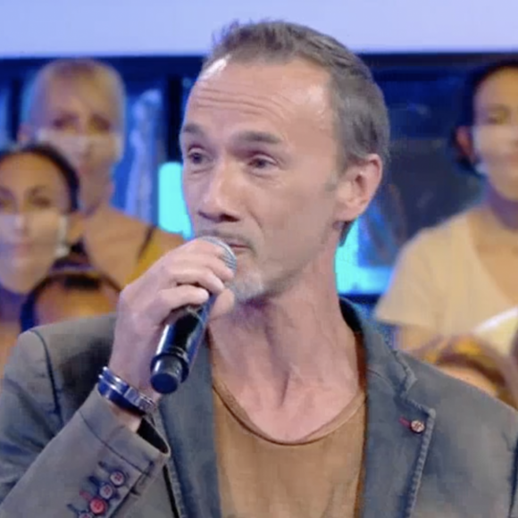 Sylvain, sosie de Florent Pagny, sur le plateau de son émission "N'oubliez pas les paroles", vendredi 17 juillet 2020 sur France 2.