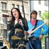 LISA MARIE PRESLEY ET LE GROUPE "SHUT IT" DANS LEQUEL JOUENT SON EX-MARI DANNY KEOUGH (BASSISTE, LUNETTES DE SOLEIL ET BLOUSON BLEU) ET SON NOUVEAU MARI MICHAEL LOCKWOOD (GUITARISTE, BOB ET BLOUSON BLANC)