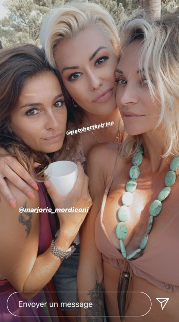 Capucine Anav, Fiona Cabaye et Katrina Patchett passent leurs vacances ensemble dans le Sud de la France en juillet 2020.
