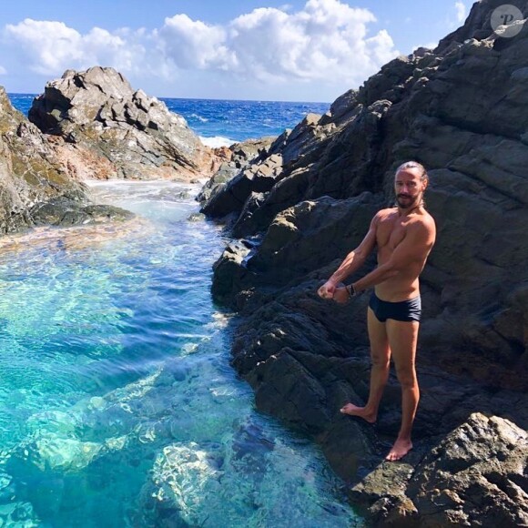 Compilation des plus belles photos de Bob Sinclar dénudé, ou nu, qu'il peut publier sur son compte Instagram. Il faut dire qu'à 51 ans, le DJ français a un corps de rêve.