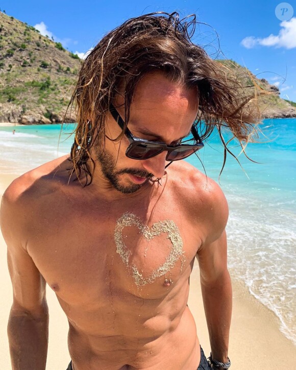 Compilation des plus belles photos de Bob Sinclar dénudé, ou nu, qu'il peut publier sur son compte Instagram. Il faut dire qu'à 51 ans, le DJ français a un corps de rêve.