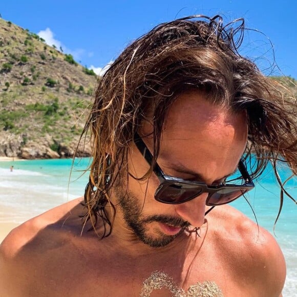 Compilation des plus belles photos de Bob Sinclar dénudé, ou nu, qu'il peut publier sur son compte Instagram. Il faut dire qu'à 51 ans, le DJ français a un corps de rêve.