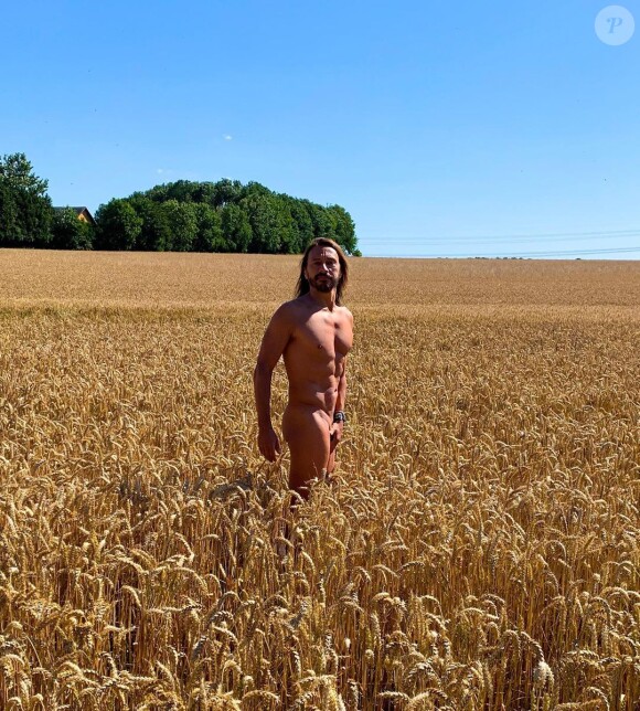 Compilation des plus belles photos de Bob Sinclar dénudé, ou nu, qu'il peut publier sur son compte Instagram. Il faut dire qu'à 51 ans, le DJ français a un corps de rêve.
