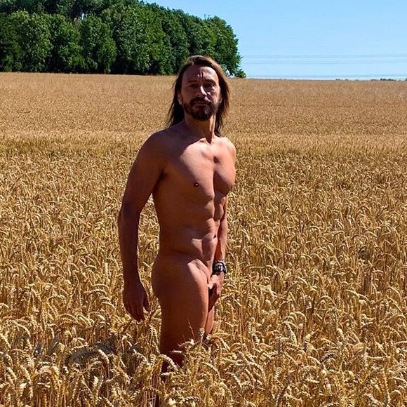 Compilation des plus belles photos de Bob Sinclar dénudé, ou nu, qu'il peut publier sur son compte Instagram. Il faut dire qu'à 51 ans, le DJ français a un corps de rêve.