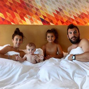 Laurent Ournac dévoile une tendre photo avec sa femme Ludivine, son fils Léon et sa fille Capucine, le 20 août 2019, sur Instagram