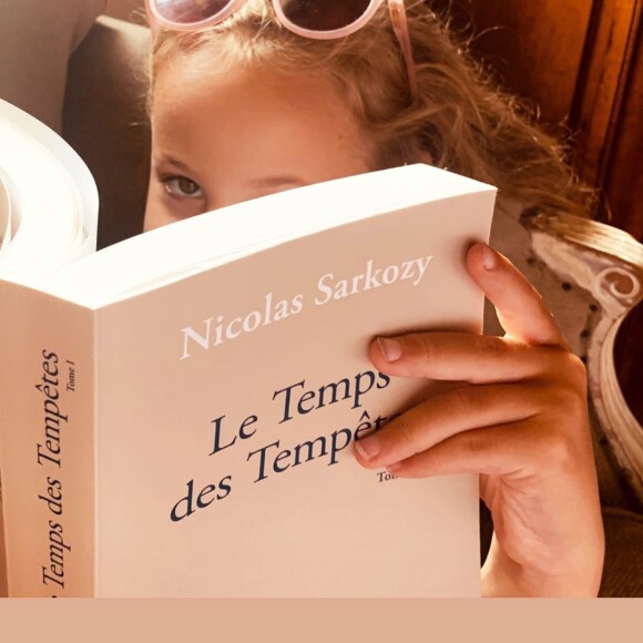 Giulia est déjà une grande lectrice du livre de son papa, Nicolas Sarkozy. Le 25 juillet 2020 sur Instagram.