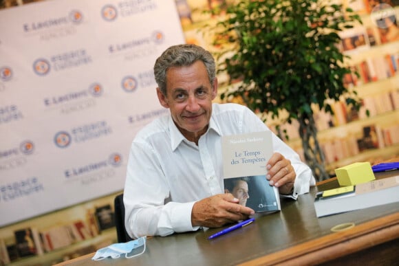 L'ancien président Nicolas Sarkozy dédicace son nouveau livre "Le temps des tempêtes" à l'espace culturel du centre commercial Leclerc Baleone à Ajaccio, en Corse le 24 juillet 2020. L'ancien président a profité de son séjour sur l'île de beauté pour commencer sa tournée des dédicaces. Les derniers livres de Nicolas Sarkozy ont été des succès, l'affluence du jour à Ajaccio semble confirmer cette règle. Le 24 juillet 2020 a Ajaccio, CORSE, FRANCE. © Crystal Pictures /Bestimage