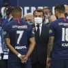 Le Président français Emmanuel Macron discute avec Kylian Mbappé et Neymar avan la finale de la Coupe de France entre le Paris Saint-Germain et l'AS Saint-Etienne au Stade de France. Saint-Denis, le 24 juillet 2020. © Federico Pestellini/Panoramic/Bestimage
