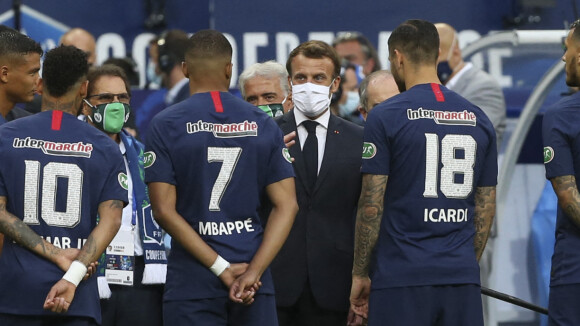 Emmanuel Macron et Mbappé complices au Stade de France, avant la chute