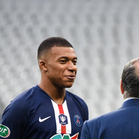 Le Président français Emmanuel Macron discute avec Kylian Mbappé et Neymar avan la finale de la Coupe de France entre le Paris Saint-Germain et l'AS Saint-Etienne au Stade de France. Saint-Denis, le 24 juillet 2020. © Federico Pestellini/Panoramic/Bestimage