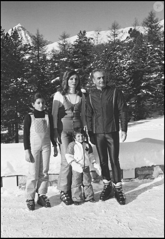 Le Shah d'Iran Mohammed Reza Pahlavi, son épouse Farah Diba et leurs filles à Gstaad en 1973.