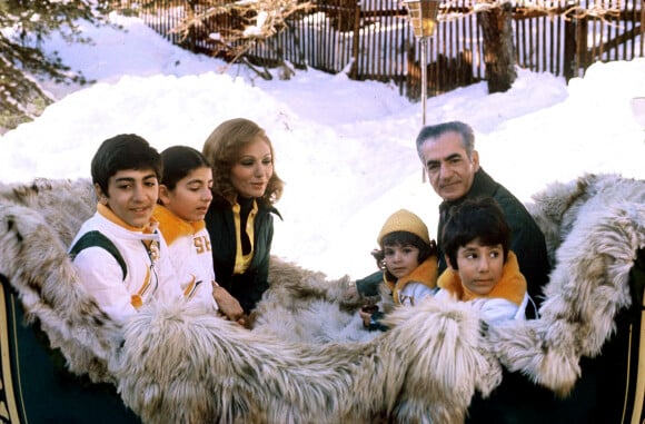Le Shah d'Iran, son épouse Farah Diba et leurs enfants à Saint Moritz en 1975.