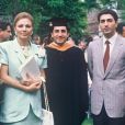Le prince Ali Reza diplômé de l'université de Princeton aux Etats-Unis, avec sa mère Farah Diba et son frère Reza en 1988.