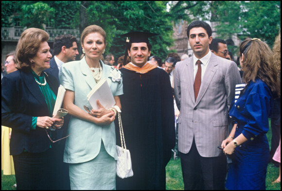 Le prince Ali Reza diplômé de l'université de Princeton aux Etats-Unis, avec sa mère Farah Diba et son frère Reza en 1988.