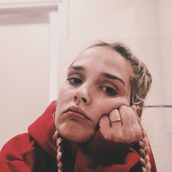 Camille Lou boudeuse sur Instagram, le 10 avril 2019