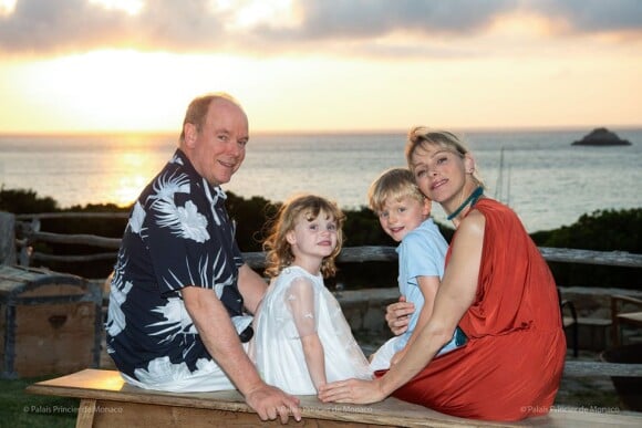 Le prince Albert de Monaco, son épouse Charlene et leurs deux enfants Jacques et Gabriella (5 ans), le 2 juillet 2020, jour des 9 ans de mariage du couple souverain.