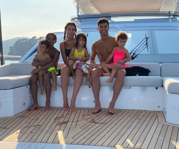 Cristiano Ronaldo, sa compagne Georgina Rodriguez et leurs 4 enfants en vacances. Juillet 2020.