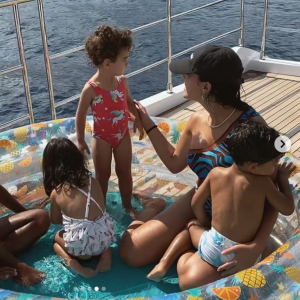 Georgina Rodriguez, la compagne de Cristiano Ronaldo, et leurs enfants en vacances. Juillet 2020.