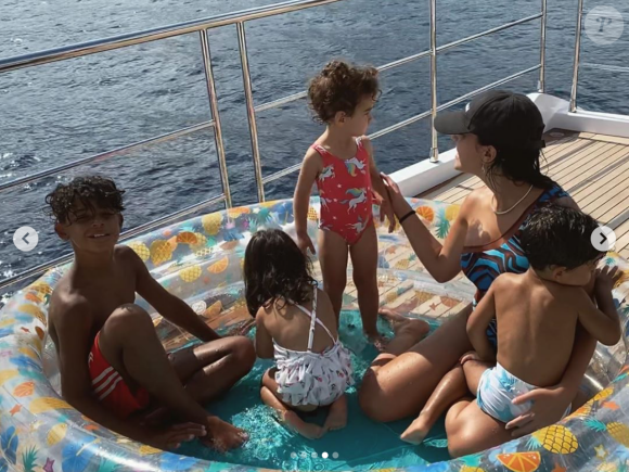 Georgina Rodriguez, la compagne de Cristiano Ronaldo, et leurs enfants en vacances. Juillet 2020.