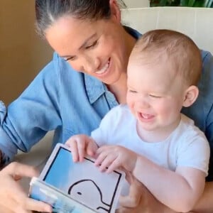 Meghan Markle lit un livre à son fils Archie, le 6 mai 2020 sur Instagram. 