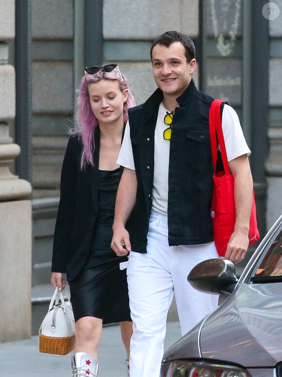 Exclusif - Georgia May Jagger se balade avec son compagnon Louis Levy dans les rues de New York, le 19 mai 2019