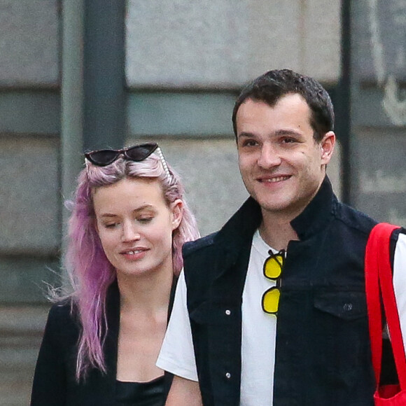 Exclusif - Georgia May Jagger se balade avec son compagnon Louis Levy dans les rues de New York, le 19 mai 2019