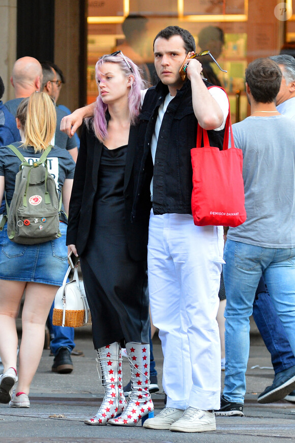 Exclusif - Georgia May Jagger se balade avec son compagnon Louis Levy dans les rues de New York, le 19 mai 2019