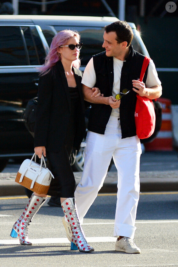 Exclusif - Georgia May Jagger se balade avec son compagnon Louis Levy dans les rues de New York, le 19 mai 2019