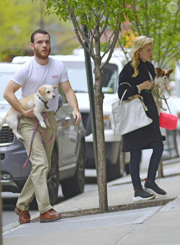 Exclusif - Georgia May Jagger promène ses 3 chiens avec son compagnon Louis Levy dans les rues de New York, le 3 mai 2019
