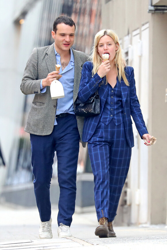 Exclusif - Georgia May Jagger et son compagnon Louis Levy mangent une glace lors d'une balade à New York le 7 avril 2019.