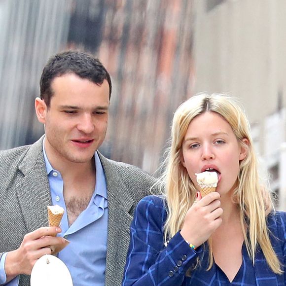 Exclusif - Georgia May Jagger et son compagnon Louis Levy mangent une glace lors d'une balade à New York le 7 avril 2019.