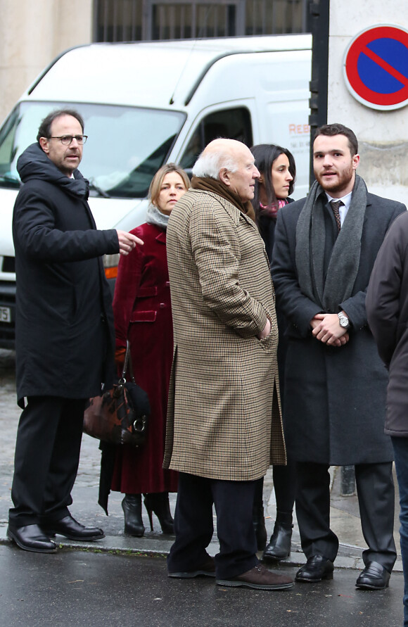 Marc Levy, Michel Piccoli, Pauline Lévêque et Louis Levy (fils de Marc Levy) - Obsèques de Raymond Levy (père de Marc Levy) au cimetière de Passy à Paris le 15 décembre 2014.