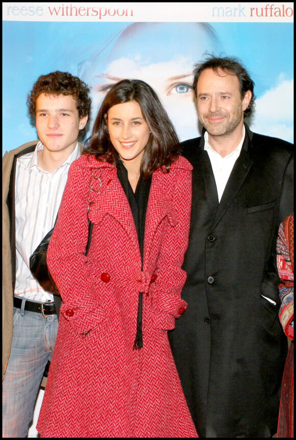 Marc Levy, son fils Louis et sa compagne Pauline. Première du film 'Et si c'etait Vrai..' au cinéma Gaumont Ambassade en 2005. © Guillaume Gaffiot / Bestimage