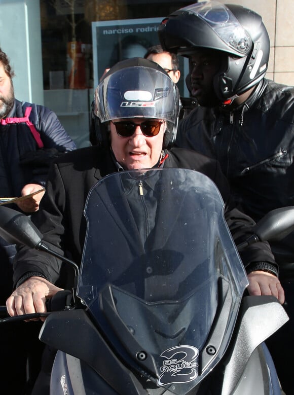 Gérard Depardieu à scooter dans Paris en mars 2019