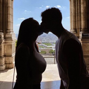 Vaimalama Chaves en couple, photo avec son compagnon à Montmartre, le 24 juin 2020