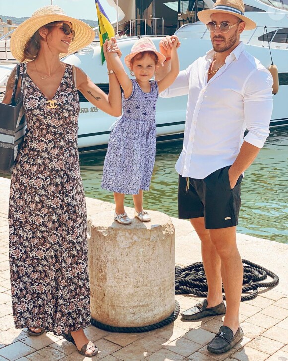 Julia Paredes avec sa fille Luna et le papa Maxime, le 18 juillet 2020, à Saint-Tropez