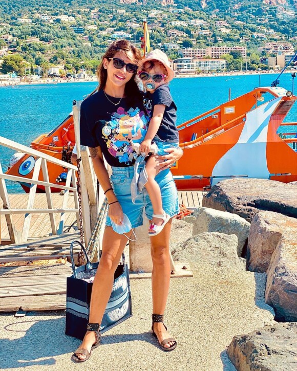 Julia Paredes et sa fille Luna dans le sud de la France, le 16 juillet 2020