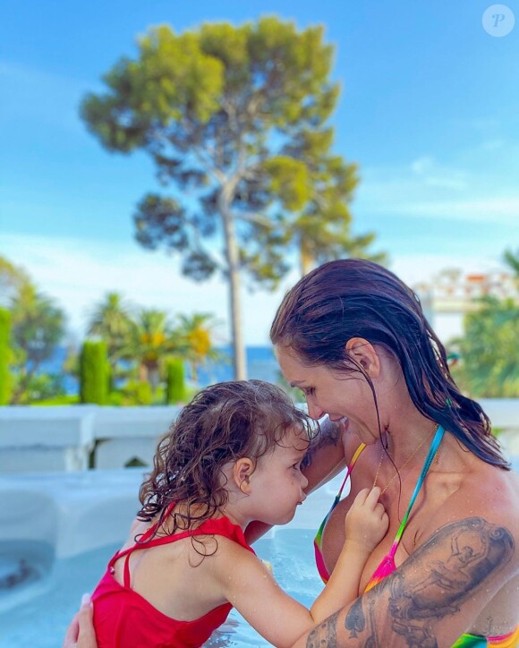 Julia Paredes et Luna complices à la piscine, le 15 juillet 2020