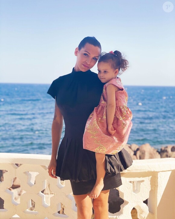 Julia Paredes et sa fille Luna belles en robe sur Instagram, le 11 juillet 2020