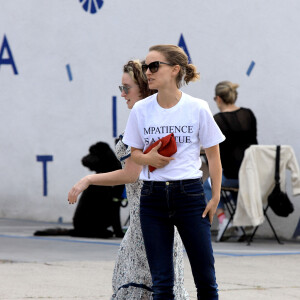 Exclusif - Natalie Portman et Emma Forest se promènent à Los Angeles, le 26 février 2020.