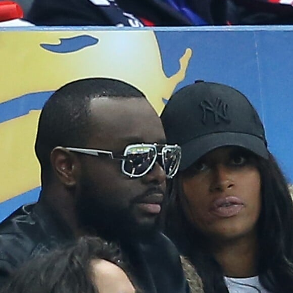 Maitre Gims et sa femme DemDem dans les tribunes - Maître Gims a ambiancé le Stade de France en interprétant 3 chansons avant la rencontre, et en présentant à la fin de son mini-show (avant le coup d'envoi de la finale PSG-Lille), le trophée de la Coupe de la Ligue 2016 à Paris.