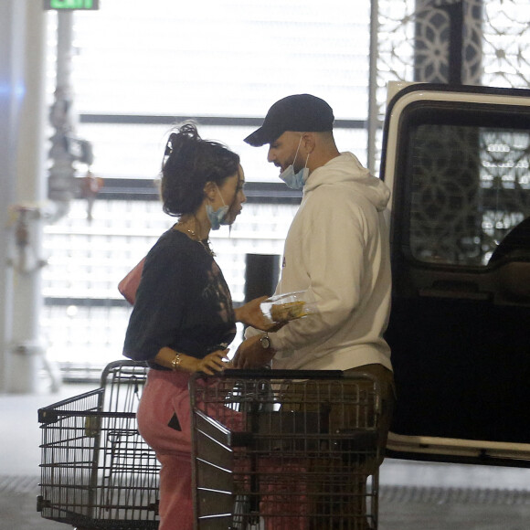 Exclusif - Nabilla Benattia et son compagnon Thomas Vergara sont allés faire des courses au supermarché Gelson au Century Mall. Arrivés depuis peu aux Etats-Unis, car Nabilla doit subir une opération sur ses prothèses mammaires. Le 23 juillet 2020